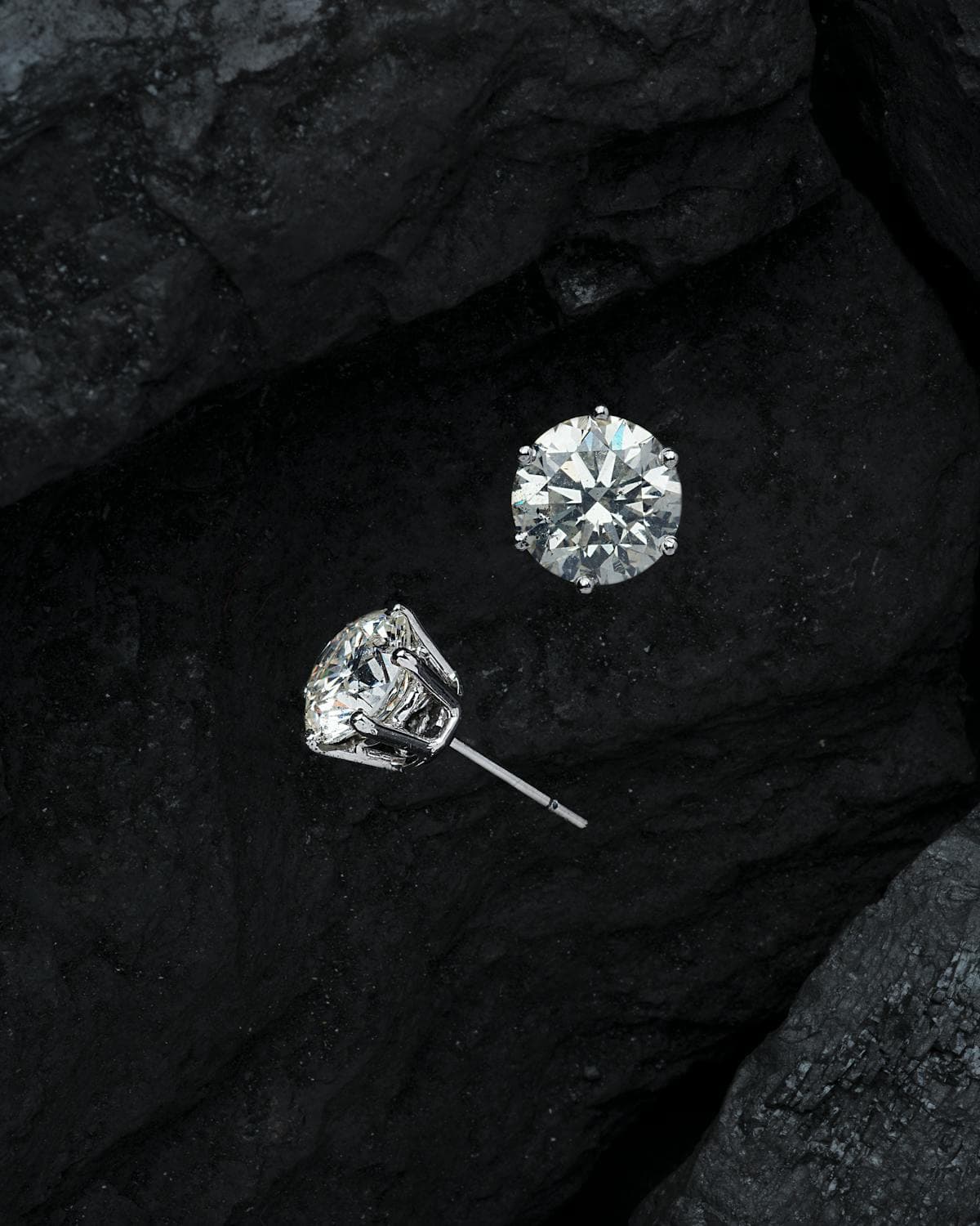 Aretes de diamante sobre piedra de carbón